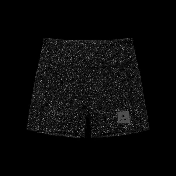 Saysky Universe Combat+ Short Tights 4" til kvinder i Black Universe har et hvidt spættet mønster og et rektangulært CRVYGRY-logo nederst til venstre, vist fladt på en sort baggrund.