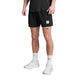 En person iført sort t-shirt, Saysky Universe Pace Shorts 5" Herre Black Universe med hvid logopatch, hvide strømper med sort skrift og hvide sneakers står på en almindelig hvid baggrund.