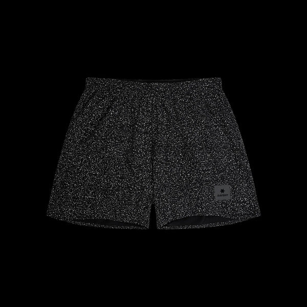 Saysky Universe Pace Shorts 5" til herrer i Black Universe har et prikket hvidt mønster og et rektangulært mærke med en stjerne og tekst nederst på venstre ben, vist mod en almindelig sort baggrund.