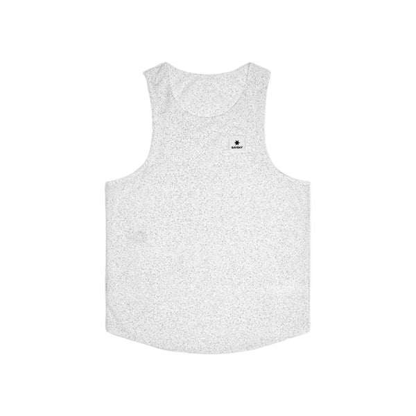 Saysky Universe Combat Singlet, Herre, White Universe, er vist på en hvid baggrund. Den har diskrete prikker og et lille sort logo og tekst nær halsudskæringen for et stilfuldt, minimalistisk look.