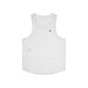 Saysky Universe Combat Singlet, Herre, White Universe, er vist på en hvid baggrund. Den har diskrete prikker og et lille sort logo og tekst nær halsudskæringen for et stilfuldt, minimalistisk look.