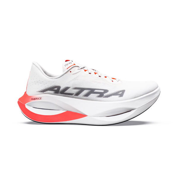 Altra Vanish Carbon 3 i farvekombinationen hvid/sort/fiery coral er en hvid løbesko til mænd med en tyk, buet sål, markante detaljer i fiery coral på hælen og mellemsålen samt »ALTRA« skrevet tydeligt med store grå bogstaver på siden. Denne konkurrencesko til landevejen er designet som en løbesko med carbonplade og er perfekt til løbere, der går efter fart og top præstationer på løbsdagen.