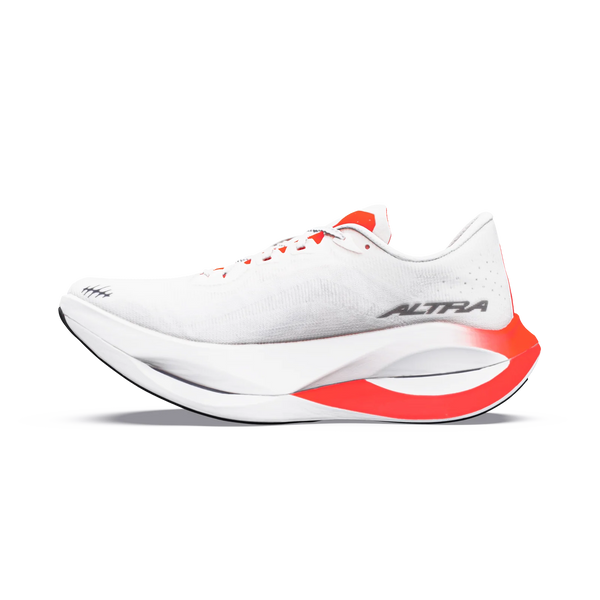 En hvid Altra Vanish Carbon 3 løbesko til mænd med en tyk, buet sål, røde (Fiery Coral) og sorte detaljer samt ordet ALTRA på siden. Denne løbesko med kulstofplade indeholder avancerede designelementer fra konkurrencesko til landevejen og er udviklet med henblik på enestående hastighed og ydeevne. Baggrunden er ensfarvet hvid.