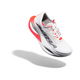 En hvid Altra Vanish Carbon 3 herreløbesko med sorte og Fiery Coral-detaljer vises svævende på en ren hvid baggrund med en blød skygge under sig. Med en åndbar overdel i mesh og en tyk, buet sål er denne Carbonplade-løbesko et eksempel på avanceret design – hvilket gør den til en ideel konkurrencesko til landevejen for løbere, der kræver både fart og komfort.