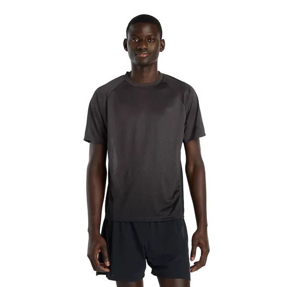 En mand kigger fremad i en New Balance Viz Tech Ss herre T-shirt, sort, med NB ICE-teknologi og sorte shorts - ideel til herretræning - mod en almindelig hvid baggrund.