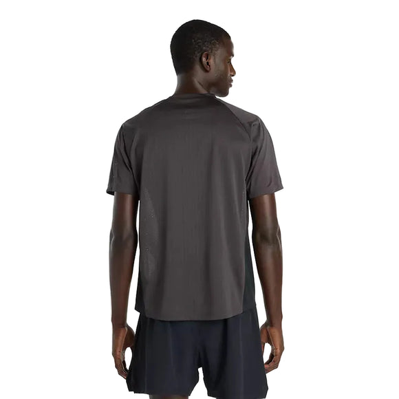 En mand ses bagfra iført en sort New Balance Viz Tech Ss herre T-shirt og sorte shorts på en hvid baggrund.