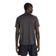 En mand ses bagfra iført en sort New Balance Viz Tech Ss herre T-shirt og sorte shorts på en hvid baggrund.