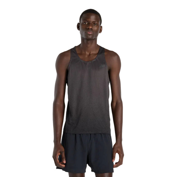 En mand står på en hvid baggrund iført den sorte New Balance Viz Tech Sin løbe singlet herre og sorte shorts, mens han ser lige frem med armene afslappet i siden. Denne singlet tilbyder top atletisk ydeevne og komfort.