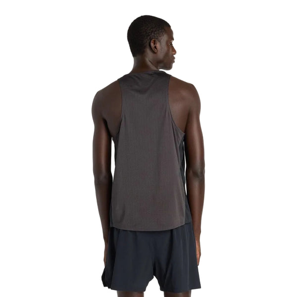 Bagfra ses en mand i en New Balance Viz Tech Sin, Herre, Black singlet med et struktureret, perforeret design og sorte shorts på en hvid baggrund.