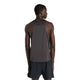 Bagfra ses en mand i en New Balance Viz Tech Sin, Herre, Black singlet med et struktureret, perforeret design og sorte shorts på en hvid baggrund.