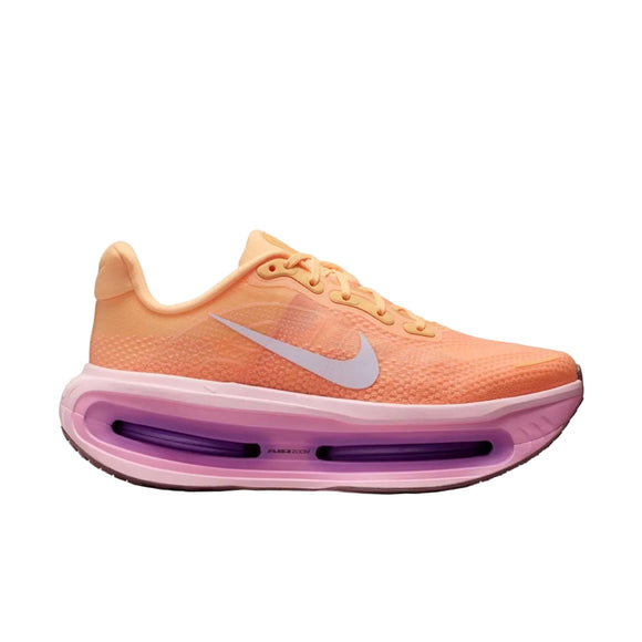 Nike Vomero Premium Dame i Tangerine Tint/Tattoo-Bright Crimson har orange og pink toner, en synlig lilla luftpudesål, ZoomX-skum for maksimal komfort, en hvid Swoosh på siden og orange snørebånd på en hvid baggrund.