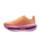 Et sidebillede af Nike Vomero Premium Dame i Tangerine Tint/Tattoo-Bright Crimson med hvidt logo, pink og lilla sål med "zoomx" på mellemsålen, mesh-struktur, snørelukning og responsiv ZoomX-skum for maksimal komfort.