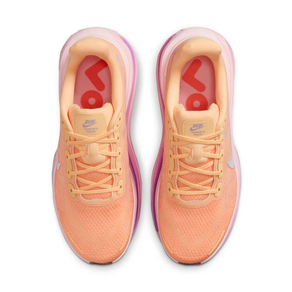 Et par Nike Vomero Premium Dame løbesko i Tangerine Tint/Tattoo-Bright Crimson med hvid Swoosh, orange snørebånd og rødt RUN på indersålen, med ZoomX-skum for maksimal komfort, sat ovenfra mod en hvid baggrund.