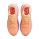 Et par Nike Vomero Premium Dame løbesko i Tangerine Tint/Tattoo-Bright Crimson med hvid Swoosh, orange snørebånd og rødt RUN på indersålen, med ZoomX-skum for maksimal komfort, sat ovenfra mod en hvid baggrund.