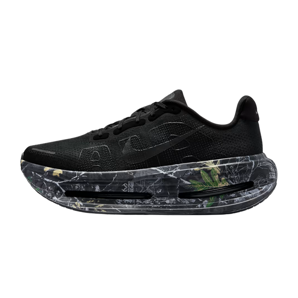 Nike Vomero Premium, Herre, Black/Mtlc Dark Grey-Dk Smoke Grey "CM" har en overdel i sort mesh, diskret swoosh og tyk flerfarvet marmormønstret sål med ZoomX-skum for komfort. Vises i profil på en hvid baggrund.