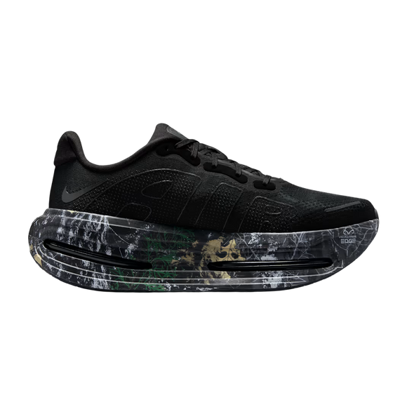 Nike Vomero Premium CM til mænd i Black/Mtlc Dark Grey-Dk Smoke Grey har en struktureret overdel, sorte snørebånd og en tyk sål med et marmoreret sort, hvidt og grønt mønster. ZoomX-skum giver maksimal komfort. Vist på en almindelig hvid baggrund.