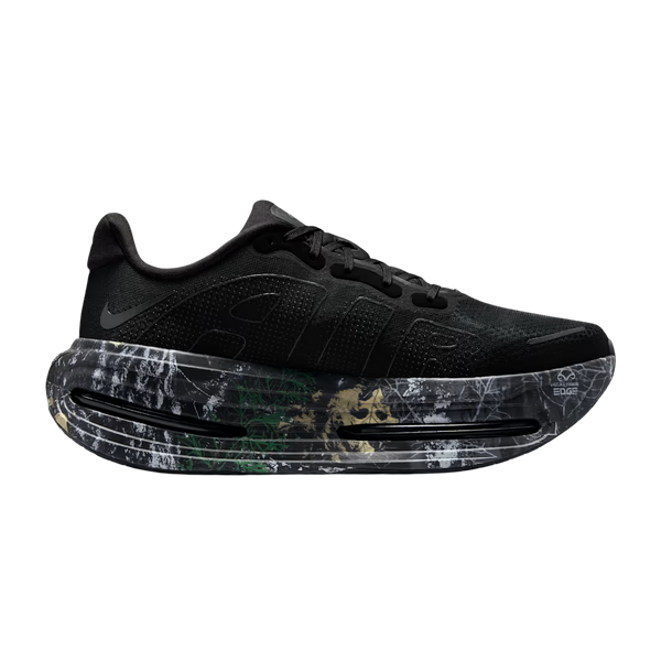 Nike Vomero Premium Herre i Black/Mtlc Dark Grey-Dk Smoke Grey "CM" har en overdel i mesh, diskret logo, sorte snørebånd og en tyk marmoreret ZoomX-skum-mellemsål i sort, hvid og grøn med en hæludskæring for maksimal komfort.