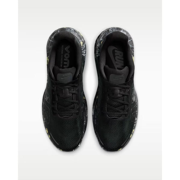En top-down-visning af Nike Vomero Premium Herre løbesko i Black/Mtlc Dark Grey-Dk Smoke Grey "CM" viser mønstrede sider, indersåler mærket Vomero og RUN, sorte snørebånd, perforerede tåområder og ZoomX-skum for maksimal komfort.