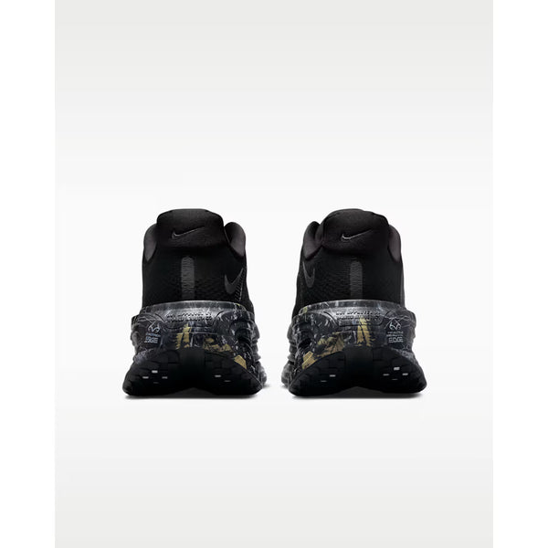En bagside af Nike Vomero Premium, Herre, Black/Mtlc Dark Grey-Dk Smoke Grey "CM" løbesko med en struktureret grå og gul sål. Nike-logoet vises på hælen og viser maksimal komfort og responsiv ZoomX-skum på en hvid baggrund.