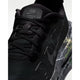 Nærbillede af Nike Vomero Premium Herre løbesko i Black/Mtlc Dark Grey-Dk Smoke Grey "CM", med den ikoniske Swoosh, sorte snørebånd, mesh-overdel, ZoomX-skum for komfort, naturinspireret grøn/beige gennemsigtig sål og Vomero Premium på pløsen.