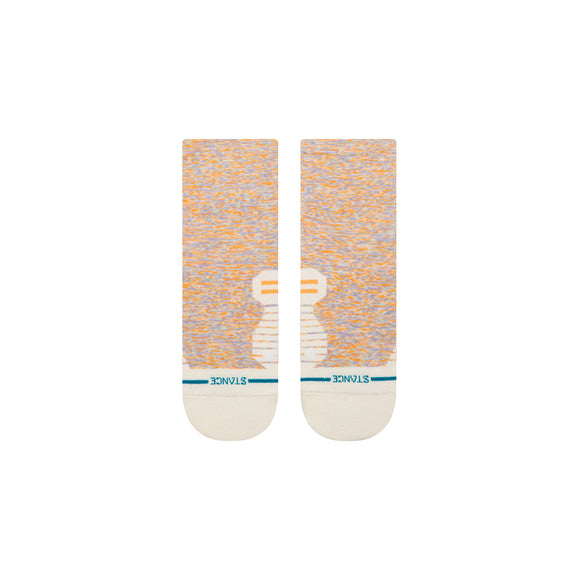 Stance Marshy Light Quarter Dame i Lilac har et flerfarvet orange og blåt spraglet mønster, hvide forstærkede tæer, en blå stribe nær tåen og "STANCE" ved tåen for optimal åndbarhed og holdbarhed.