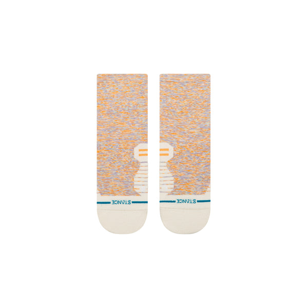 Stance Marshy Light Quarter Dame i Lilac har et flerfarvet orange og blåt spraglet mønster, hvide forstærkede tæer, en blå stribe nær tåen og "STANCE" ved tåen for optimal åndbarhed og holdbarhed.