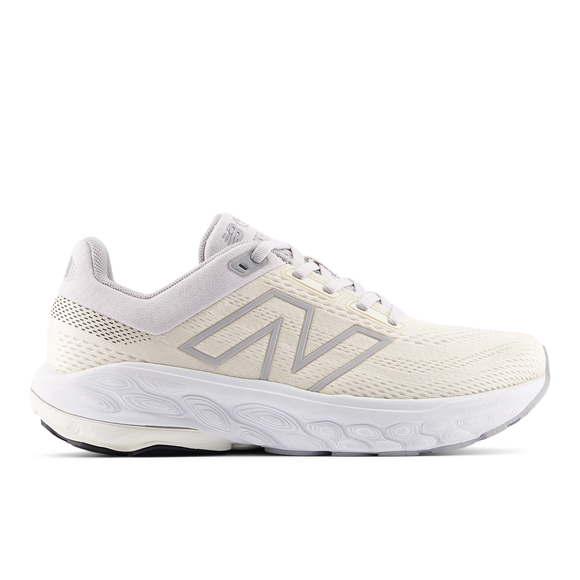 Et sidebillede af New Balance Freshfoam 860 V14 Dame Angora løbesko med overdel i mesh, snørelukning, støddæmpende stabiliseringssål og det karakteristiske N-logo på siden i lys beige og hvid.