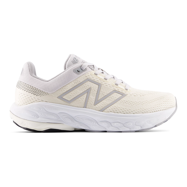 Et sidebillede af New Balance Freshfoam 860 V14 Dame Angora løbesko med overdel i mesh, snørelukning, støddæmpende stabiliseringssål og det karakteristiske N-logo på siden i lys beige og hvid.
