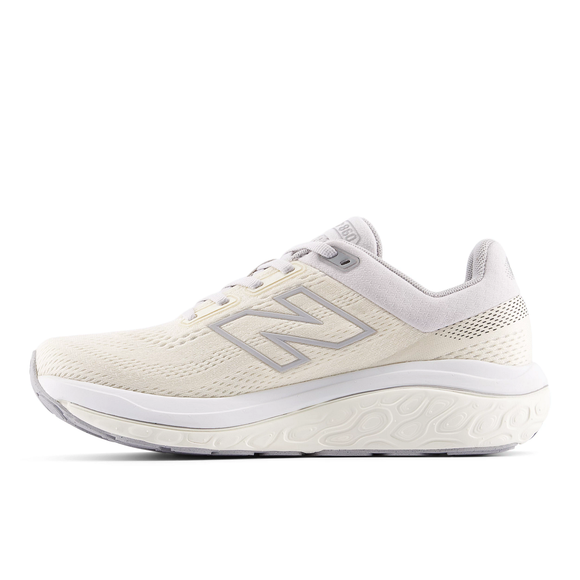 Et sidebillede af New Balance Freshfoam 860 V14 Dame i angora med overdel i mesh, tyk struktureret hvid sål og sølvfarvet N-logo på siden for ekstra stabilitet.