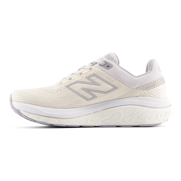 Et sidebillede af New Balance Freshfoam 860 V14 Dame i angora med overdel i mesh, tyk struktureret hvid sål og sølvfarvet N-logo på siden for ekstra stabilitet.