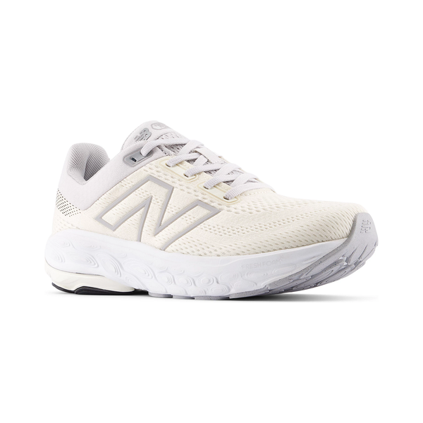 New Balance Freshfoam 860 V14 Dame i Angora er en hvid sportssneaker med mesh-stof, stort "N"-logo, hvide snørebånd og en tyk gummisål med struktur for stabilitet og stil, afbildet på en almindelig hvid baggrund.