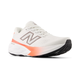 New Balance Freshfoam 880 V15 Dame Reflection er en hvid atletisk løbesko med et gråt N-logo, orange gradient mellemsåls accenter, sort ydersål og hvid mesh-overdel - ideel til neutrale damer løbestil. Vist fra siden og forfra.