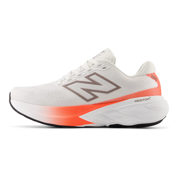 New Balance Freshfoam 880 V15 Dame Reflection er en hvid løbesko med et stort gråt N-logo, orangefarvede hældetaljer og en tyk hvid sål - perfekt til neutral løbestil.