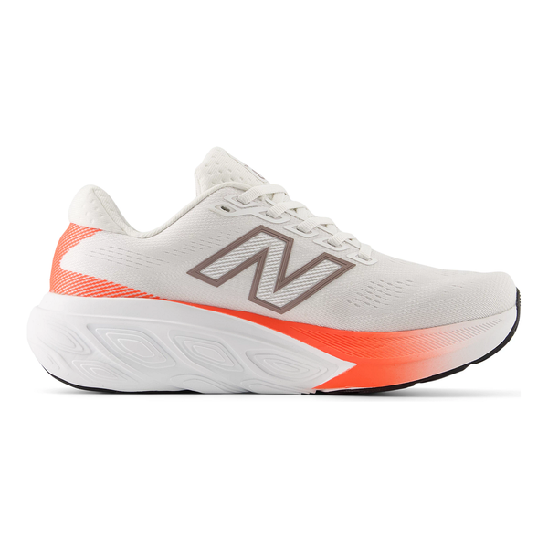New Balance Freshfoam 880 V15 Dame i Reflection har et hvidt design med et stort sølvfarvet N-logo, orangefarvede detaljer på mellemsålen og en tyk struktureret hvid sål - ideel til neutrale løbestilsløbere.