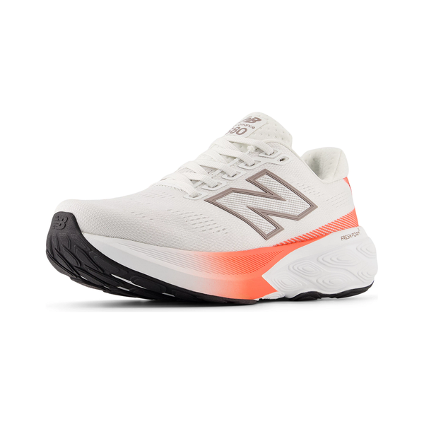 New Balance Freshfoam 880 V15 Dame i Reflection har en hvid overdel, stort sølvfarvet N-logo, orange mellemsål og hælaccenter og en sort gummiydersål. Ideel til neutrale løbestilsløbere. Vises på en hvid baggrund.