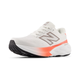 New Balance Freshfoam 880 V15 Dame i Reflection har en hvid overdel, stort sølvfarvet N-logo, orange mellemsål og hælaccenter og en sort gummiydersål. Ideel til neutrale løbestilsløbere. Vises på en hvid baggrund.