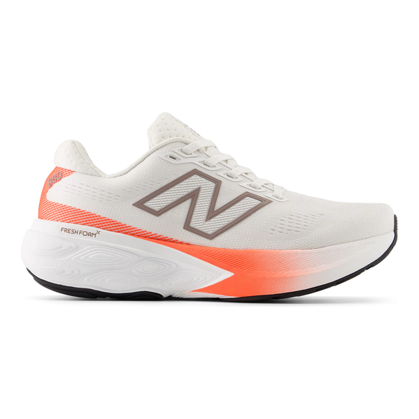 Et sidebillede af en hvid New Balance Freshfoam 880 V15 Dame Reflection løbesko har et stort gråt "N"-logo, tyk hvid sål med orange gradient på hæl/mellemsål, struktureret sål, uslidt look og passer til neutral løbestil.