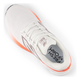 En top-down-visning af New Balance Freshfoam 880 V15 Dame i Reflection viser hvid med orange accenter, grå snørebånd og branding - ideel til neutrale løbestilsløbere - med New Balance-logoer på indersålen og tungen.