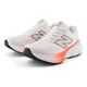 Et par New Balance Freshfoam 880 V15, Dame, Reflection løbesko i hvid med sølvfarvede N-logoer, mesh-overdel, hvide snørebånd og orange gradient-accenter - ideelle til neutral løbestil - vises på en hvid baggrund.