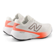 Et par New Balance Freshfoam 880 V15 dame løbesko i Reflection med grå logoer og orange hæl/mellemsål, designet til neutral løbestil, vist på en hvid baggrund.