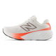 New Balance Freshfoam 880 V15 Dame Reflection er en hvid løbesko med et gråt N-logo, orange hælaccent og en tyk, mønstret sål, der er designet til neutrale løbestile.