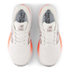 Topbillede af hvid New Balance Freshfoam 880 V15 Dame Reflection løbesko med orange mellemsåler og "Fresh Foam" og "880" branding på indlægssålerne. Grå og sølvfarvede detaljer fuldender disse neutrale løbesko.