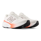 New Balance Freshfoam 880 V15 Dame i Reflection er hvid med lysegrå og orange detaljer, sort ydersål og logo på siden - ideel til neutral løbestil og inspireret af Fresh Foam 880 V15-designet.