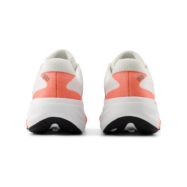 New Balance Freshfoam 880 V15 Dame løbesko i Reflection er vist bagfra med orange detaljer og sort ydersål. De synlige hæl- og slidbanemønstre passer til en neutral løbestil.