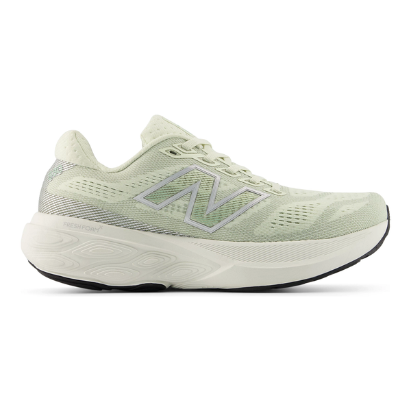 New Balance Freshfoam 880 V15 Dame i Mineral har en lysegrøn mesh-overdel, sølvfarvet "N"-logo, hvid Freshfoam-mellemsål til stødabsorbering og sort gummiydersål. Vist i profilbillede fra siden.