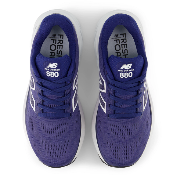 Et par New Balance Freshfoam 880 V15 Dame i Blue Oyster, vist ovenfra med Fresh Foam-tekst på indersålerne og hvide mellemsåler.