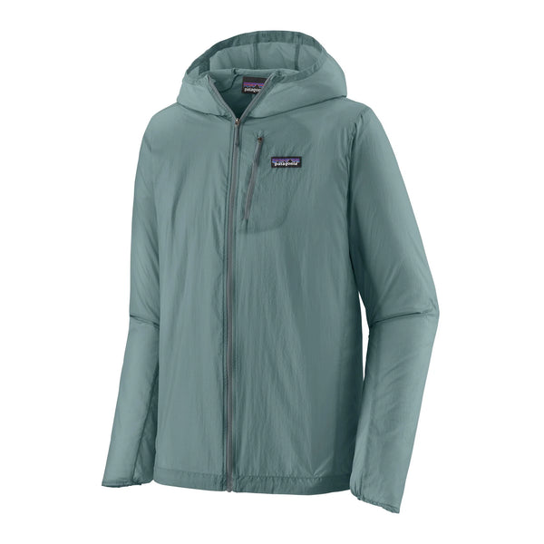 Patagonia Houdini Jacket, Herre in Blue Sage er en lyseblå-grøn skaljakke til mænd med lynlås foran, brystlomme med lynlås, synligt logo, lange ærmer og minimalistisk design. Fremstillet af genanvendt nylon.