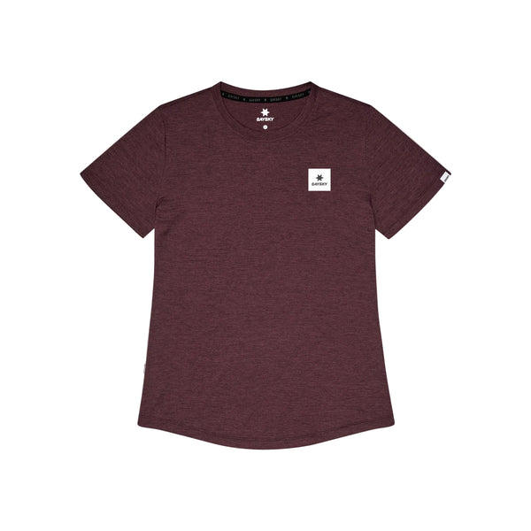 En kortærmet Saysky Clean Combat Pro T-shirt til kvinder i farven burgundy ligger fladt ud på en hvid baggrund. Denne hurtigtørrende T-shirt har en rund halsudskæring og et lille hvidt, rektangulært mærke med en stjerne og tekst på venstre brystside.