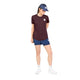 En person iført en Saysky Clean Combat Pro T-shirt, Dame, i farven burgundy, kombineret med blå shorts, hvide sokker, hvide sneakers og en blå kasket, står foran en hvid baggrund med højre arm bag ryggen og blikket vendt nedad.