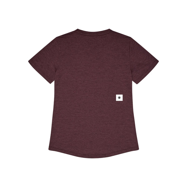 Her ses en ensfarvet Saysky Clean Combat Pro T-shirt med korte ærmer til kvinder i farven burgundy set bagfra, med et lille hvidt, rektangulært mærke med en sort stjerne nederst til højre. Denne hurtigtørrende T-shirt har en enkel rund halsudskæring, der sikrer både komfort og praktisk anvendelighed.